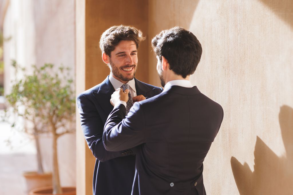 Javier, poniéndole la corbata a Juan Carlos