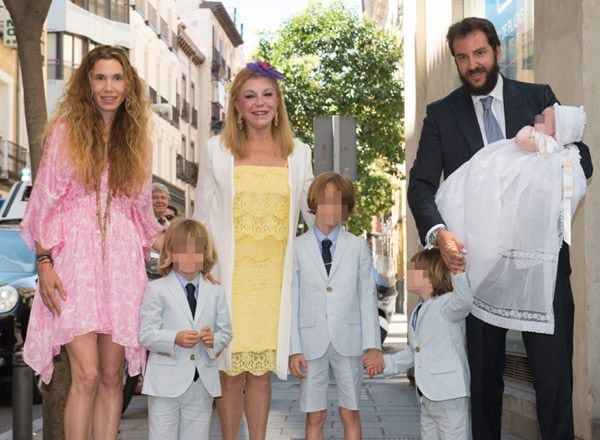 La familia Thyssen al completo unidos para celebrar el bautizo de Kala, la hija de Borja y Blanca
