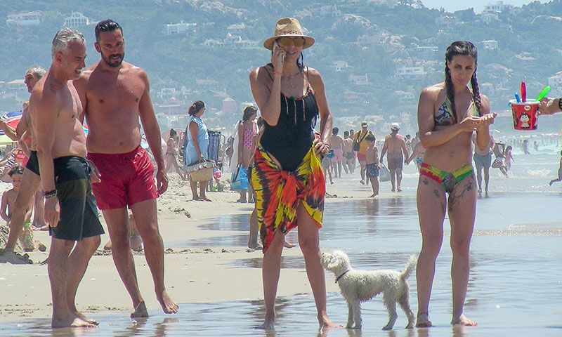 paz padilla y kike calleja charlan en la orilla del mar