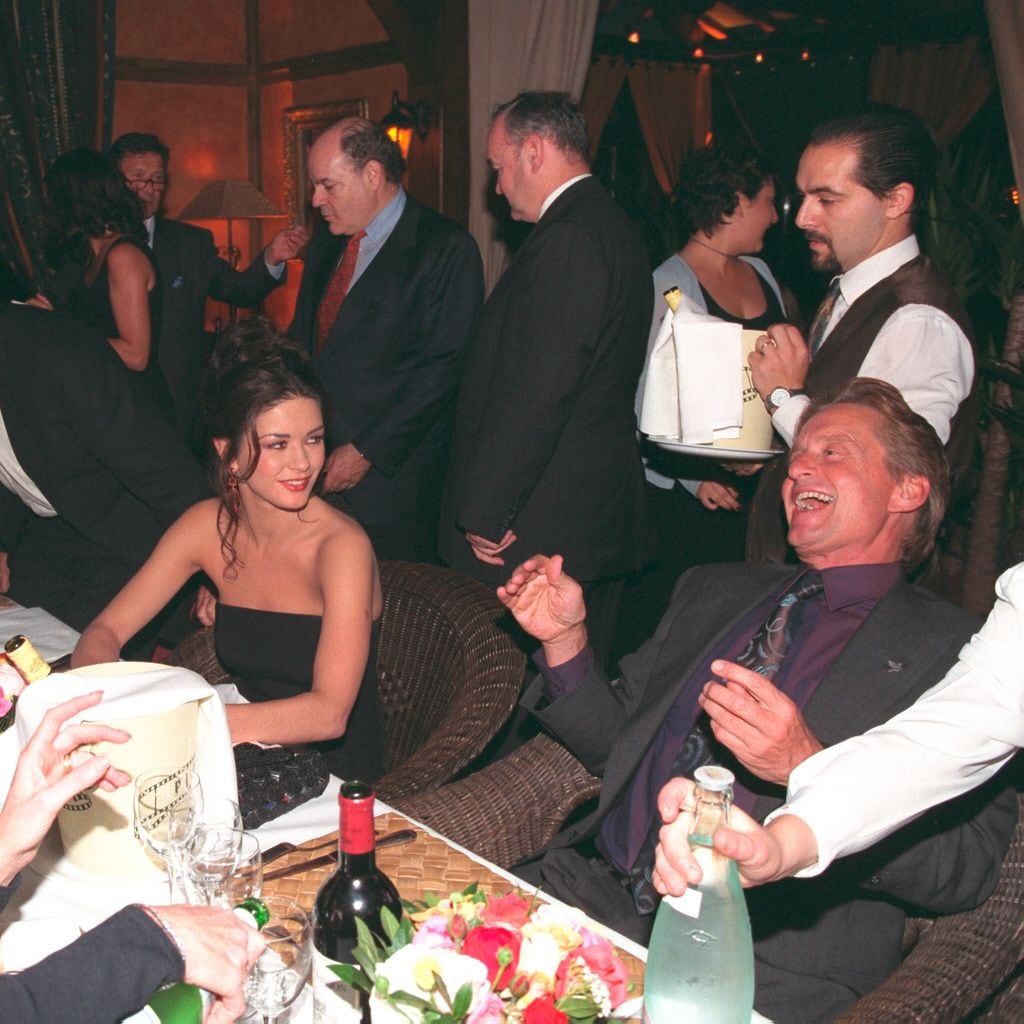 Michael Douglas en su primera cita con Catherine Zeta-Jones en el Festival de Deauville en 1998