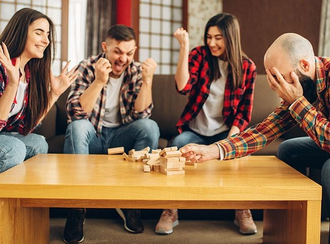 grupo de compañeros jugando a un juego de mesa