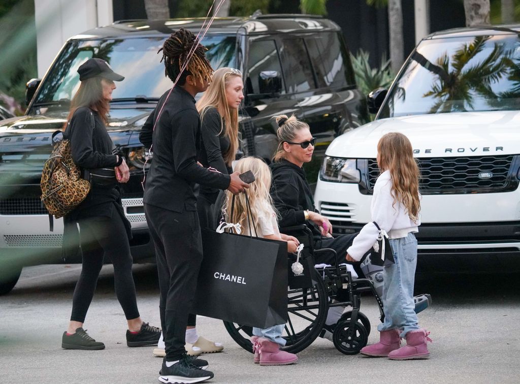 Photo © 2025 Luis Fernandez/The Grosby Group</p>
<p>EXCLUSIVE</p>
<p>Miami Beach, January 25, 2025</p>
<p>Rarely seen in public, Anna Kournikova was out shopping at the Bal Harbour mall in spite of being in a wheelchair and wearing an orthopedic boot due to a possible foot injury. The former tennis champion and partner of singer, Enrique Iglesias, was with the couple's two daughters and a small entourage.***</p>
<p>Rara vez vista en público, Anna Kournikova estuvo de compras en el centro comercial Bal Harbour a pesar de estar en silla de ruedas y usar una bota ortopédica debido a una posible lesión en el pie. La extenista y pareja del cantante Enrique Iglesias, estaba acompañada por sus dos hijas y un pequeño grupo de personas.