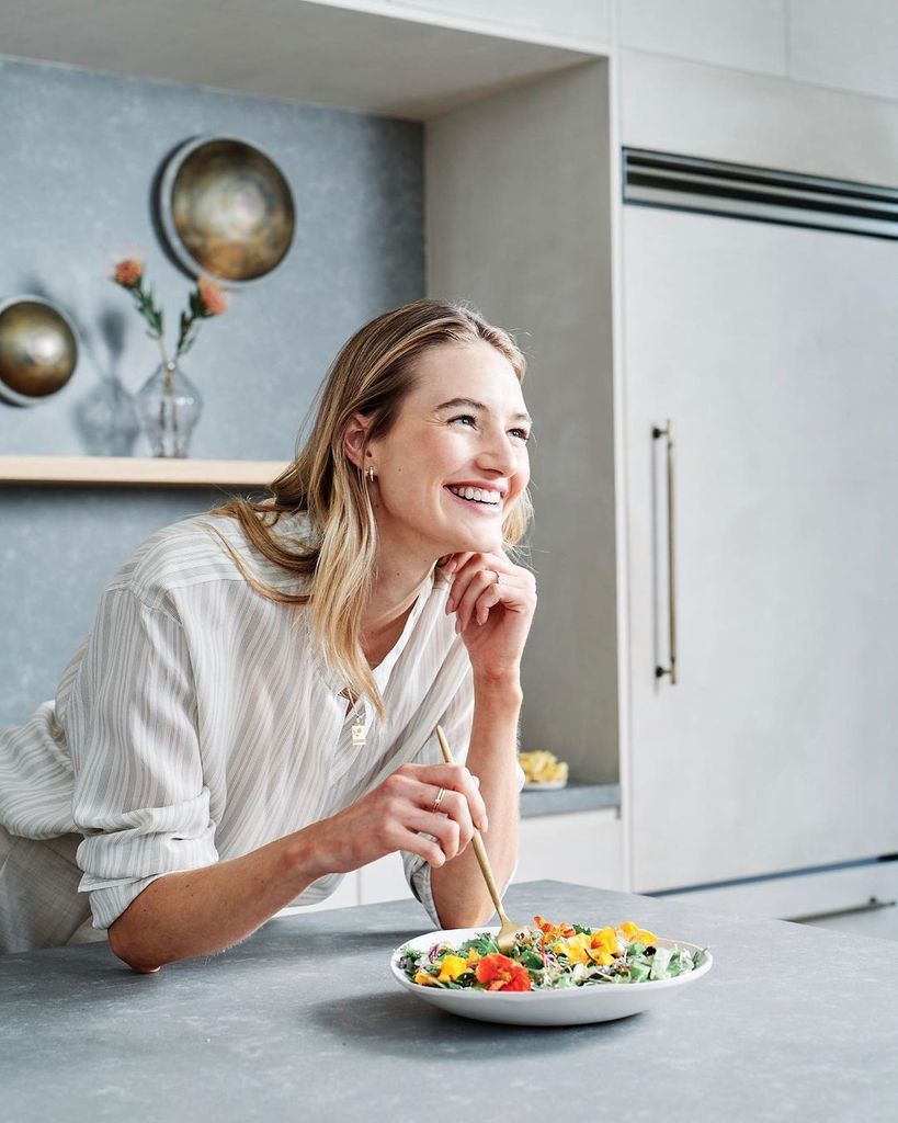 Mujer cenando un plato saludable