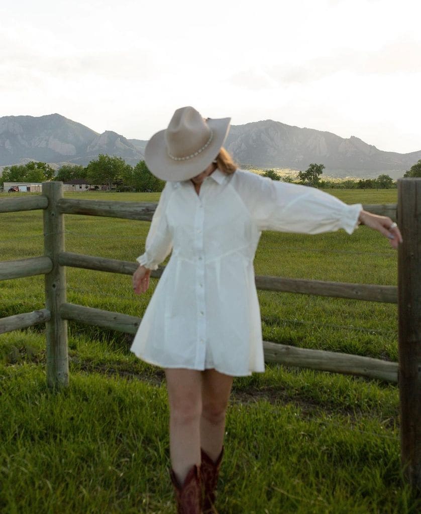 Courtney Steeves con vestido blanco