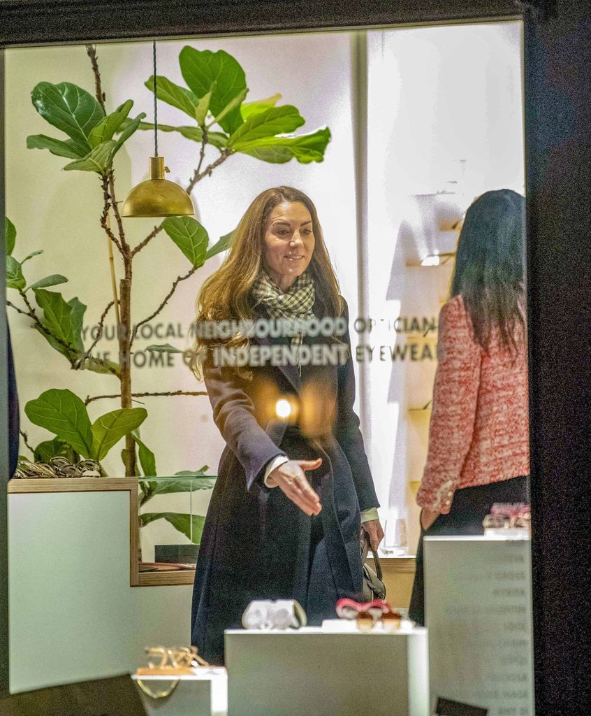 Kate acudió a una óptica boutique ubicada en Notting Hill, relativamente cerca de su antiguo hogar en el Palacio de Kensington.