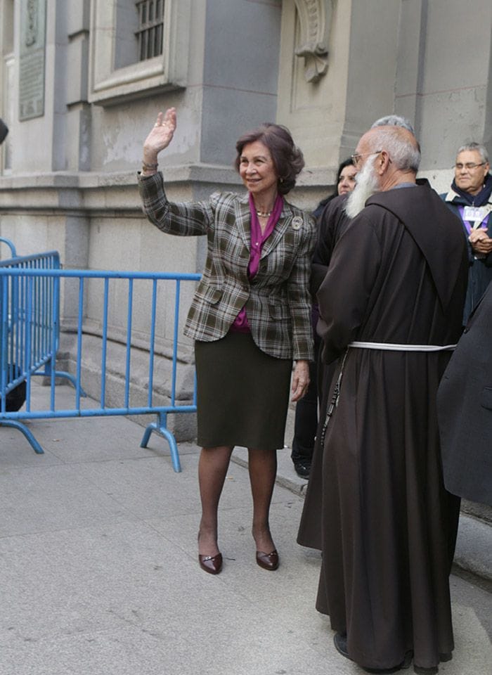 La reina Sofía ha saludado a su llegada al templo a varios frailes capuchinos, encargados de custodiar la imagen, y ha respondido a las numerosas muestras de afecto de los feligreses
