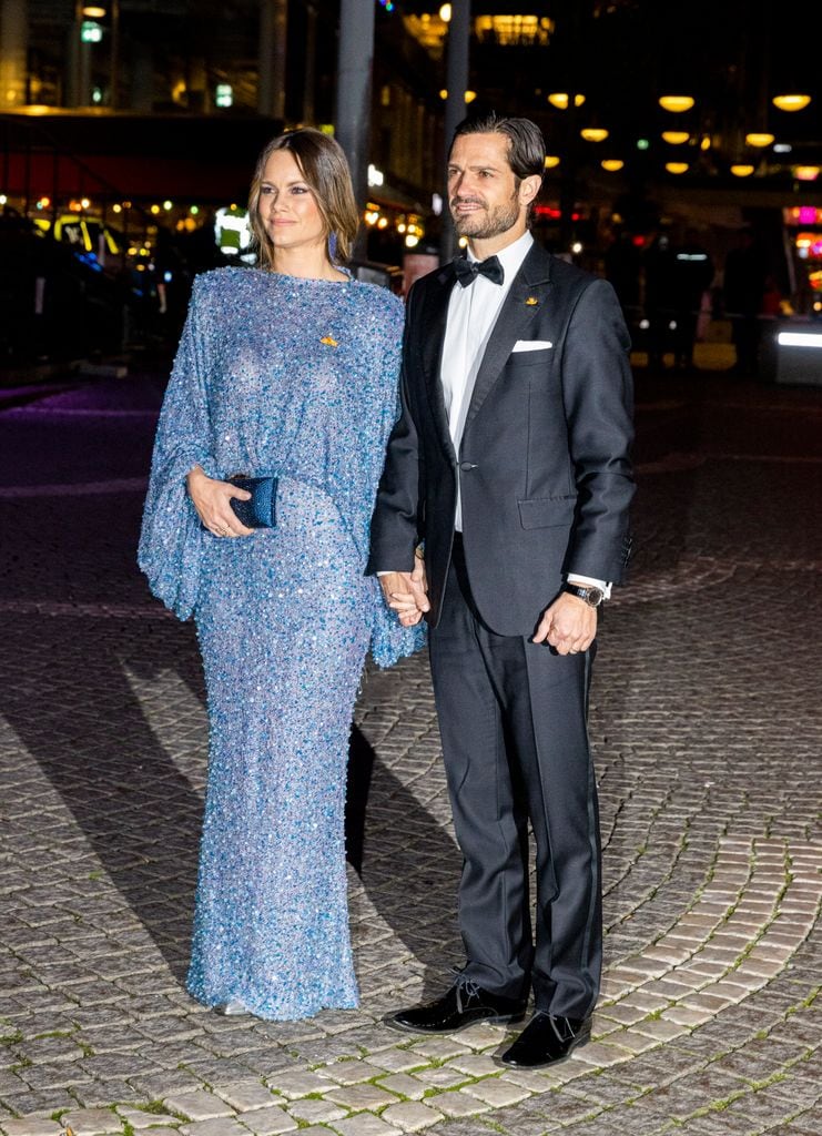 Sofia de Suecia con vestido azul brillante gala