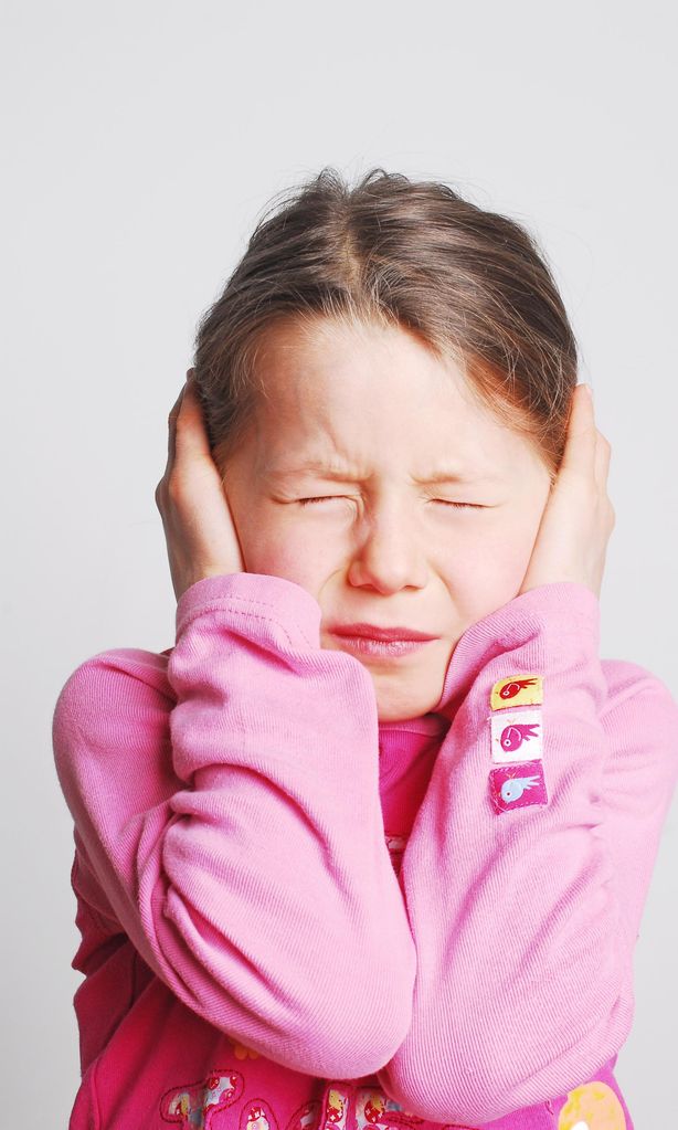 Niña con dolor de cabeza