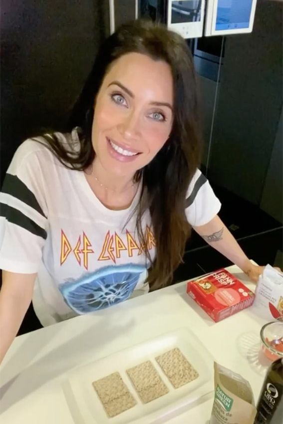 Pilar Rubio con camiseta blanca con logo de Def Leppard