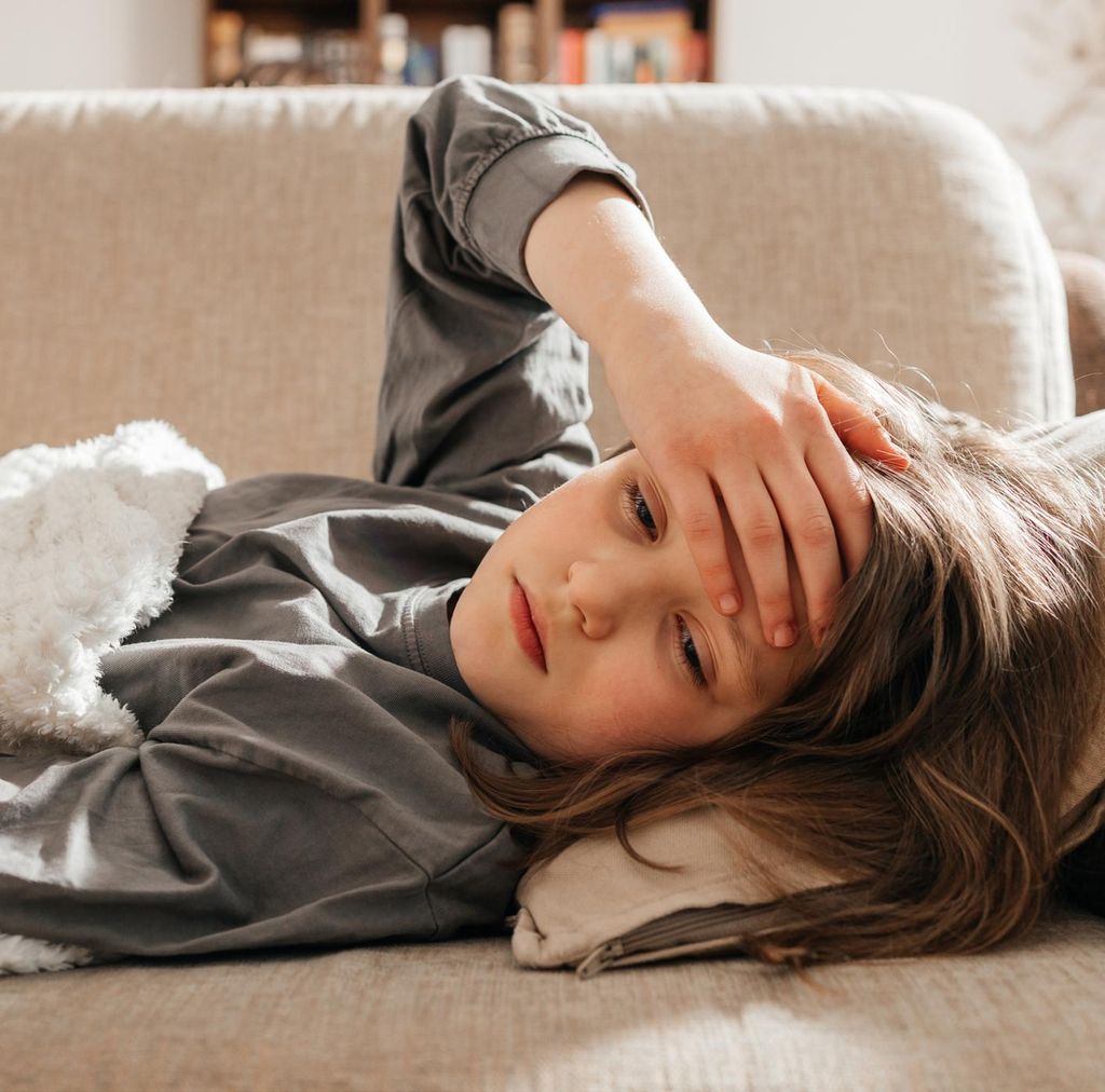 Niña con dolor de cabeza