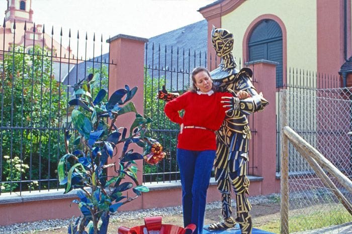 Diana de Orleans junto a una de sus obras en 1985