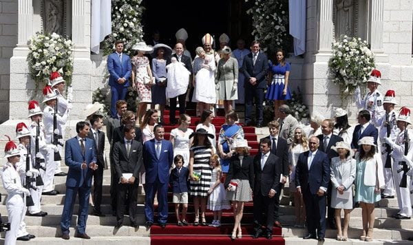 Una concurrida foto de grupo ante la escalinata de la Catedral de Mónaco
