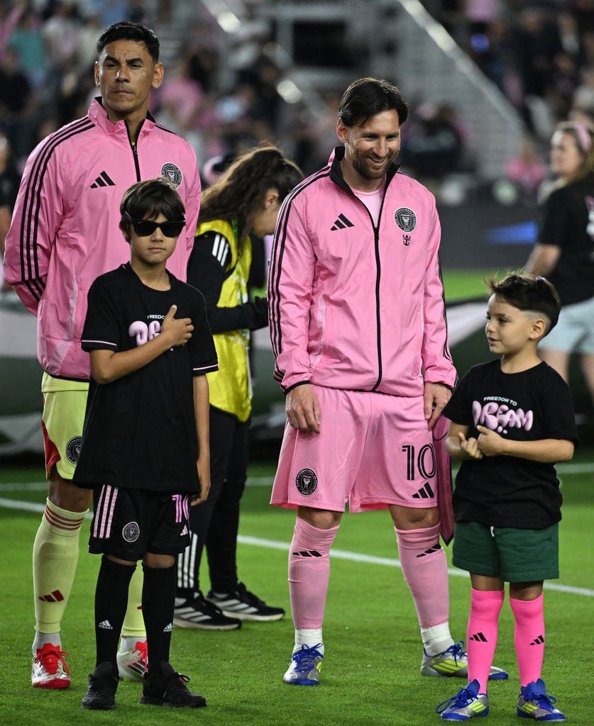 Leo Messi y el pequeño Santiago se motraron cómplices en la cancha