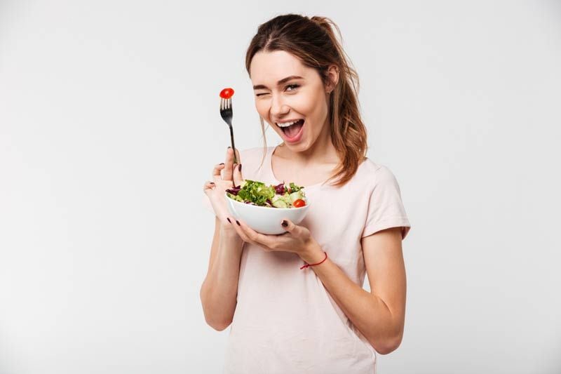 mujer ensalada