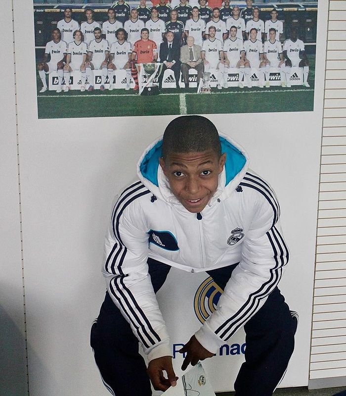 Kylian Mbappé con un póster del Real Madrid 