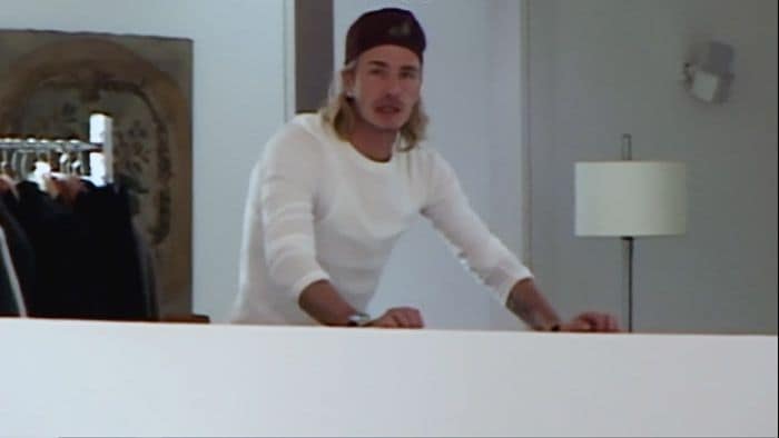 David Beckham en el salón de su casa de Madrid