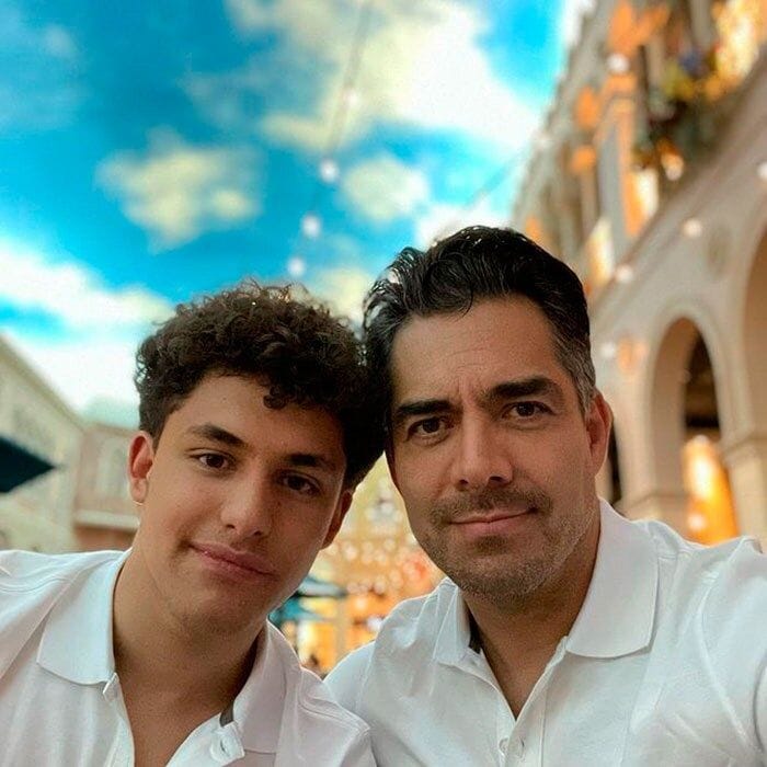 Omar Chaparro y su hijo Emiliano 