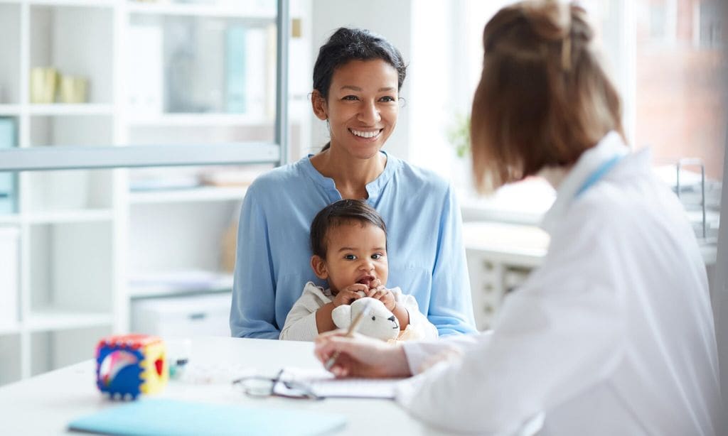 mam con su hijo en la consulta del m dico