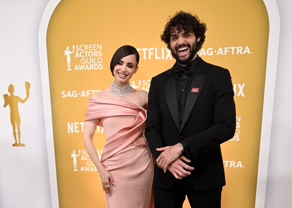 Sofia Carson y Noah Centineo lucieron de lo más cómplices durante su paso por la alfombra roja