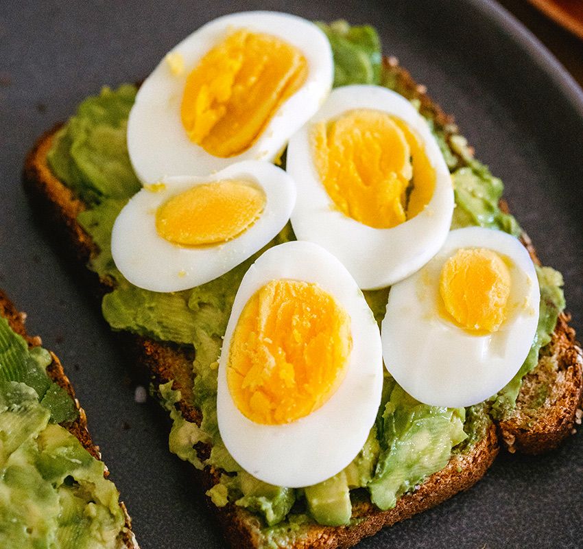 Tosta de huevos cocidos y aguacate