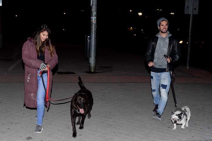 Sara Sálamo e Isco con sus perros