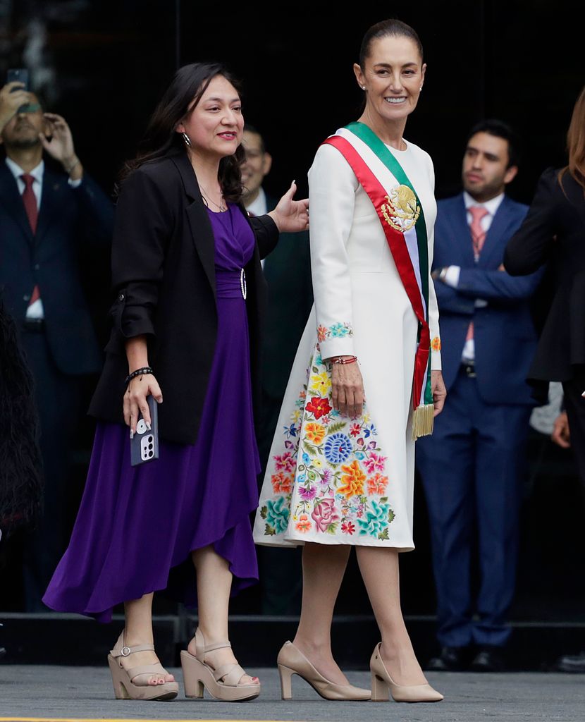 El vestido usado por la presidenta, Claudia Sheinbaum, tiene un bordado con más de 100 flores.