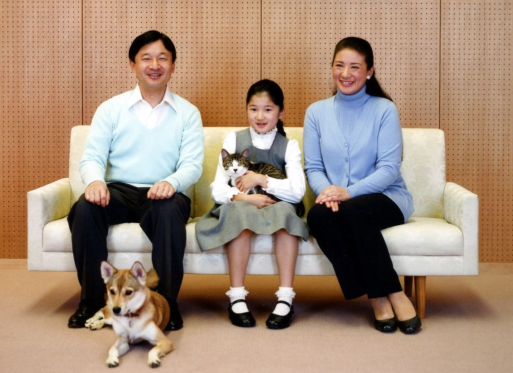 En diciembre de 2010 la Familia Imperial comenzó a posar con su gato en las fotos