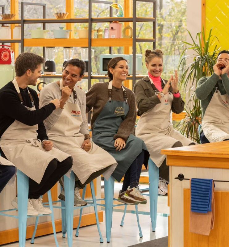 Julio Iglesias Jr con su hermana Ana Boyer y compañeros en Bake Off