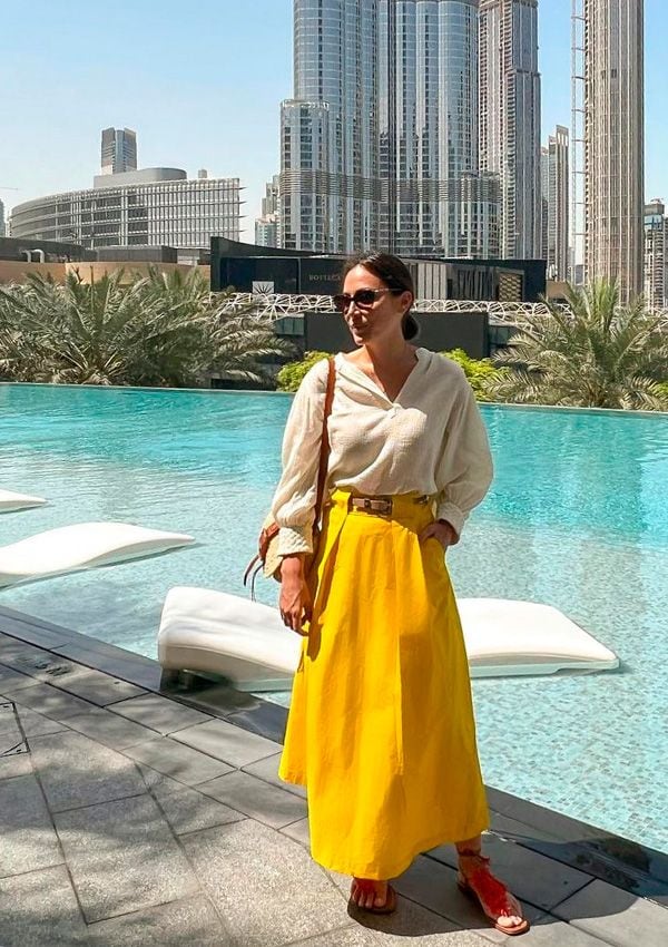 Tamara Falcó y su look con falda midi en Dubai