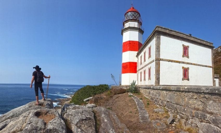 Peregrino en el faro del cabo Silleiro.