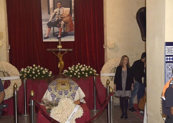 Decenas de personas esperaban la apertura de la capilla ardiente del diestro para darle su último adiós