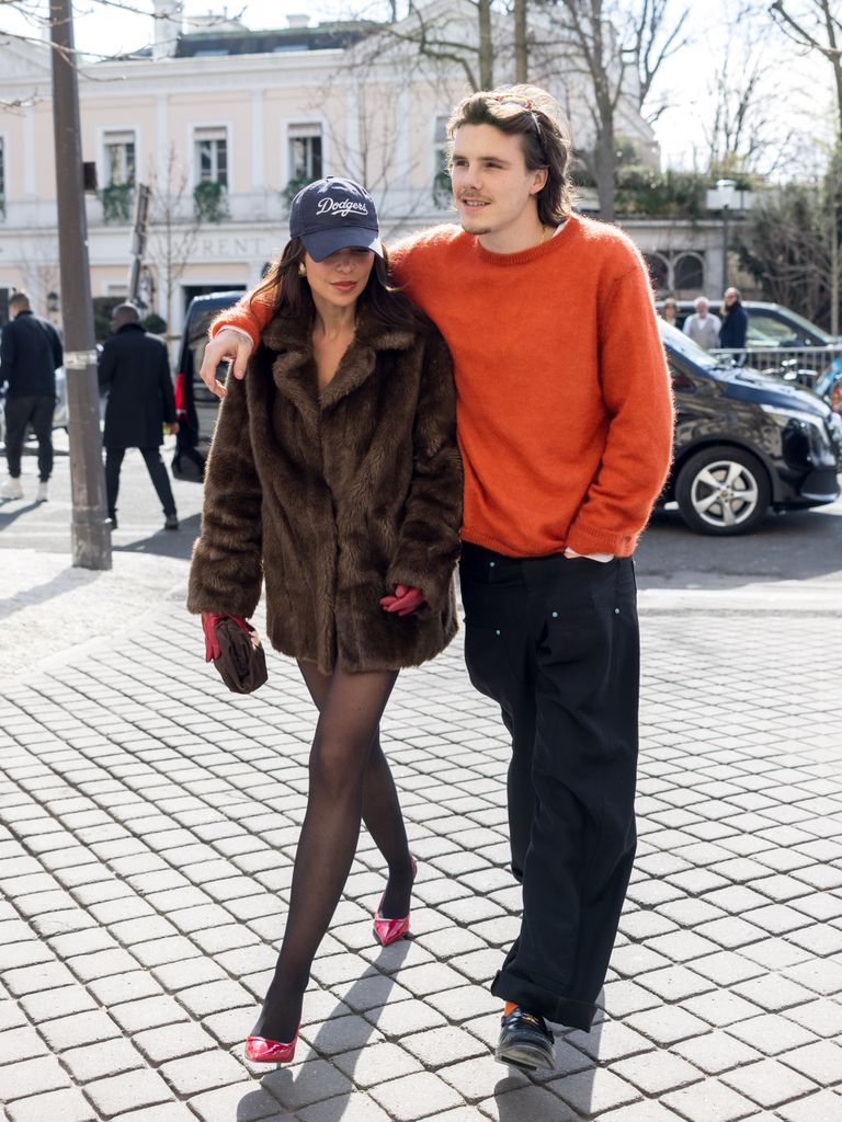 La pareja lució sonriente y muy enamorada