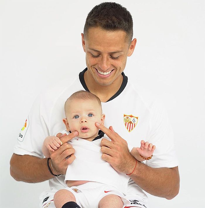 El hijo de Chicharito y Sarah Kohan, ¡un mini-futbolista adorable!