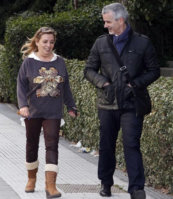 José estuvo hablando con su 'cuñada' Carmen Borrego mientras llegaba a casa de María Teresa, demostrando que se llevan muy bien 