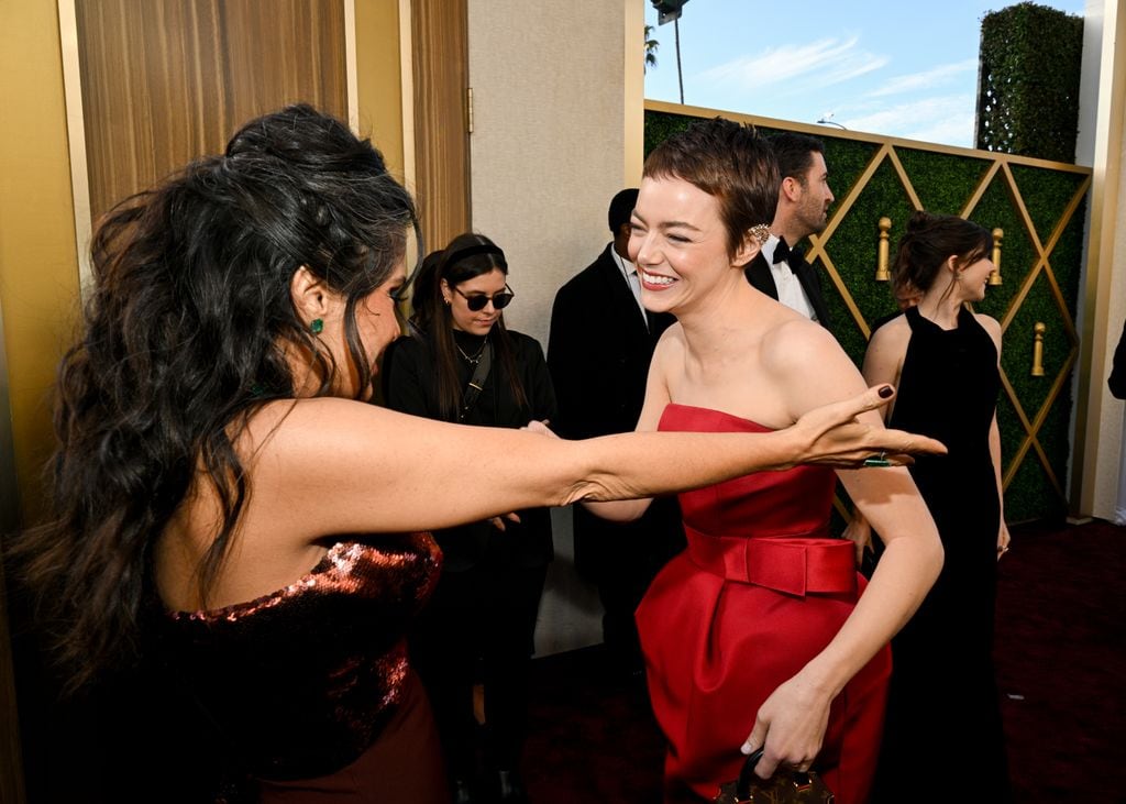 Salma Hayek también se reunió en la alfombra roja con su amiga Emma Stone.