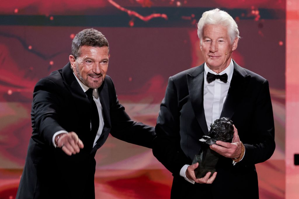 Antonio Banderas entrega el Goya Internacional a Richard Gere