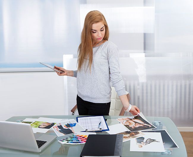 Mujer teletrabajando