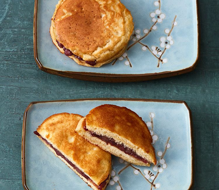 Dorayaki en plato azul con florecitas