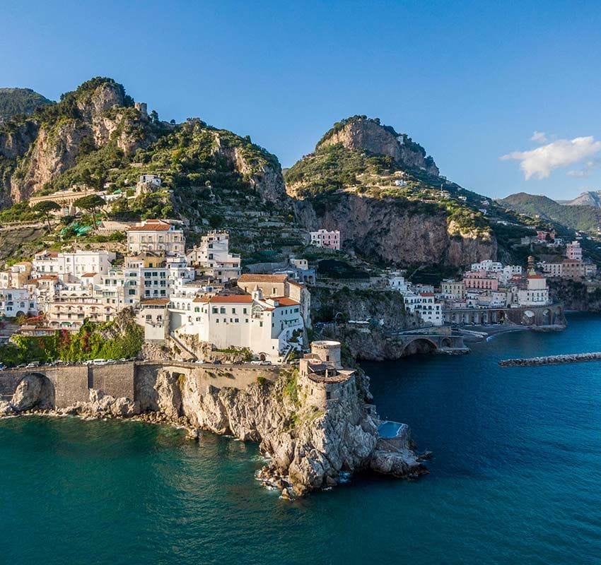 Panorámica de Amalfi en la costa Amalfitana, Italia