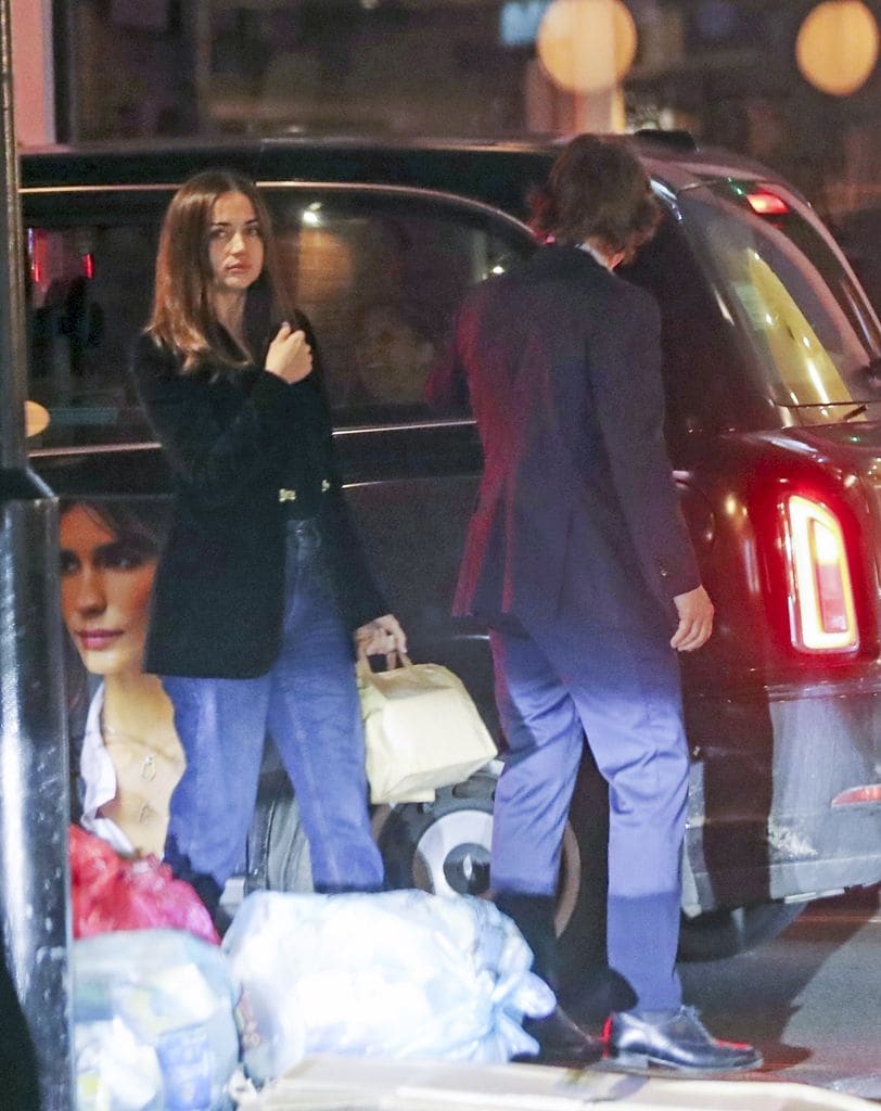 ¿Cita de San Valentín? Tom Cruise, de 62 años, y Ana de Armas, de 36, sonríen mientras son rodeados por fanáticos durante su salida nocturna en Londres.