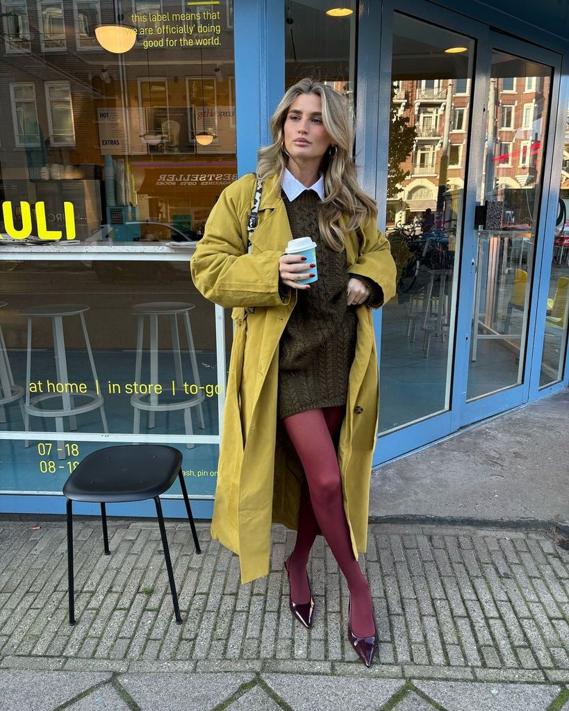 Look con gabardina verde y medias burdeos