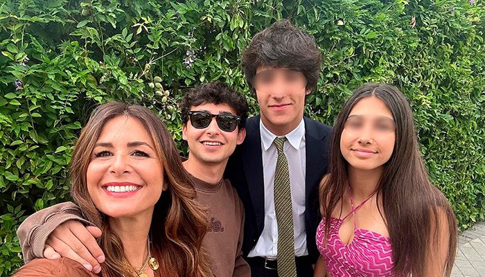 Nuria Roca con sus tres hijos