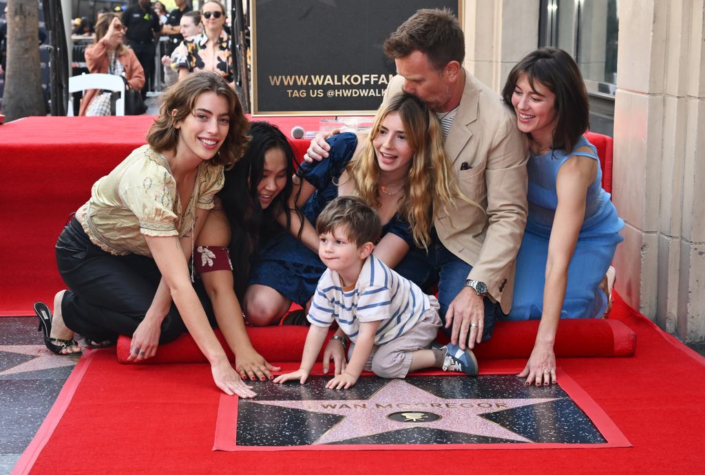 Ewan McGregor con su esposa, Mary Elizabeth Winstead, y sus hijos Clara, Anouk, Jamyan y Laurie el día que recibe la Estrella de la Fama el 12 septiembre de 2024