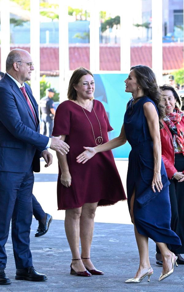 El conjunto azul de la reina Letizia en Tenerife