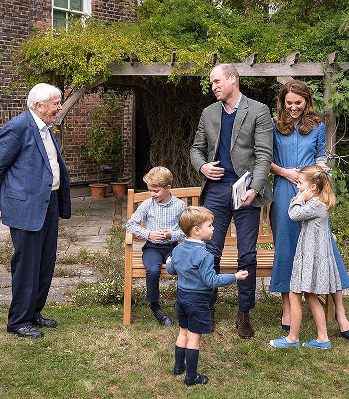 Los duques de Cambridge con sus hijos y Sir David