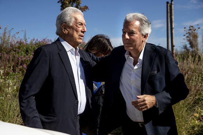 Mario Vargas Llosa, perfecto anfitrión de una jornada cultural junto a la familia Preysler y otros rostros conocidos