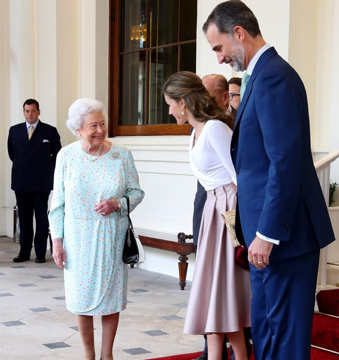 Los reyes Felipe y Letizia con Isabel II