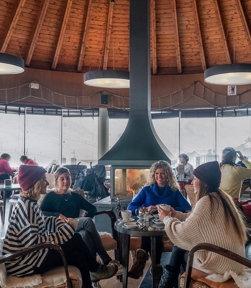 Tomando algo en el bar de la estación de ski