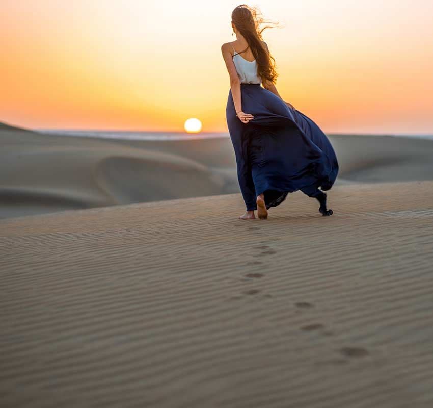 Paseando al atardecer sobre las dunas de Maspalomas