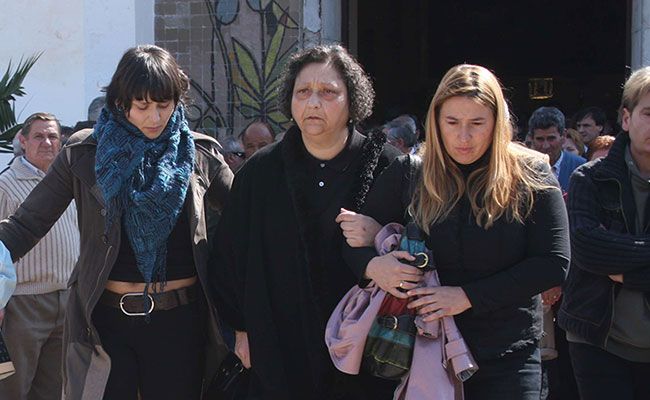 Rosa López y su madre durante el entierro de Eduardo López, padre de la cantante